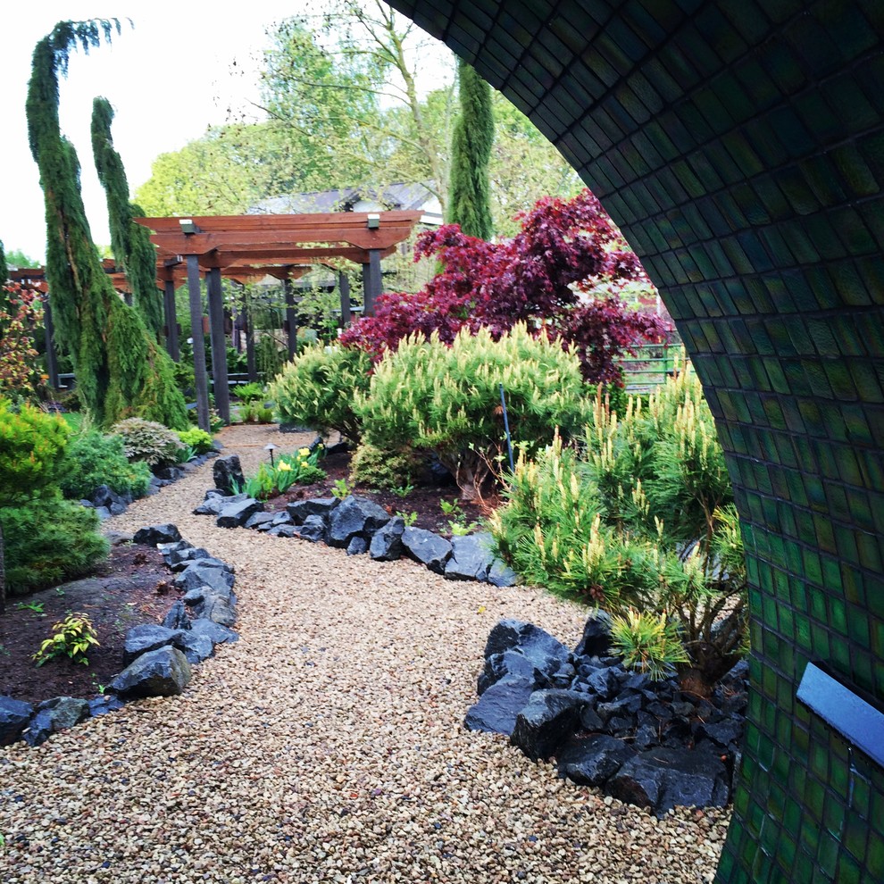 Idee per un grande giardino boho chic esposto in pieno sole dietro casa con un ingresso o sentiero e ghiaia