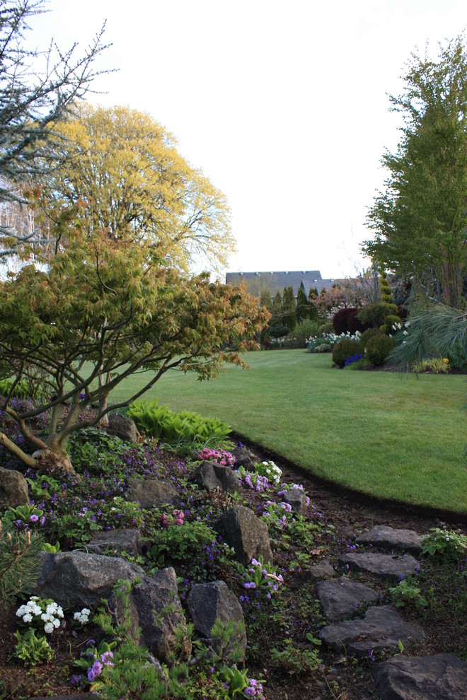 Großer Stilmix Garten hinter dem Haus mit direkter Sonneneinstrahlung und Mulch in Sonstige