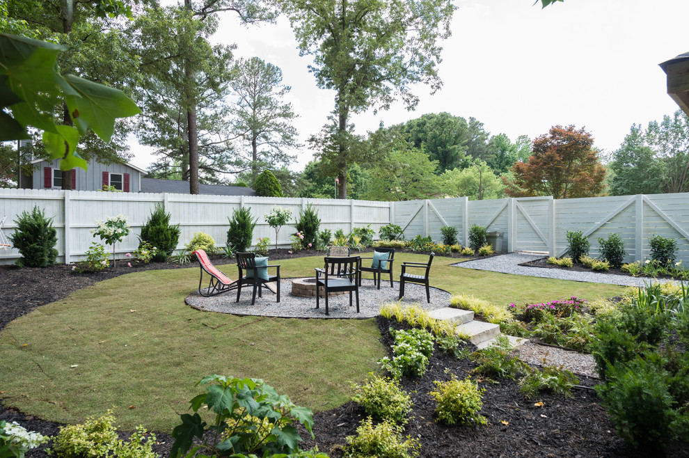 Стильный дизайн: участок и сад на заднем дворе в классическом стиле с садовой дорожкой или калиткой, полуденной тенью и покрытием из гравия - последний тренд