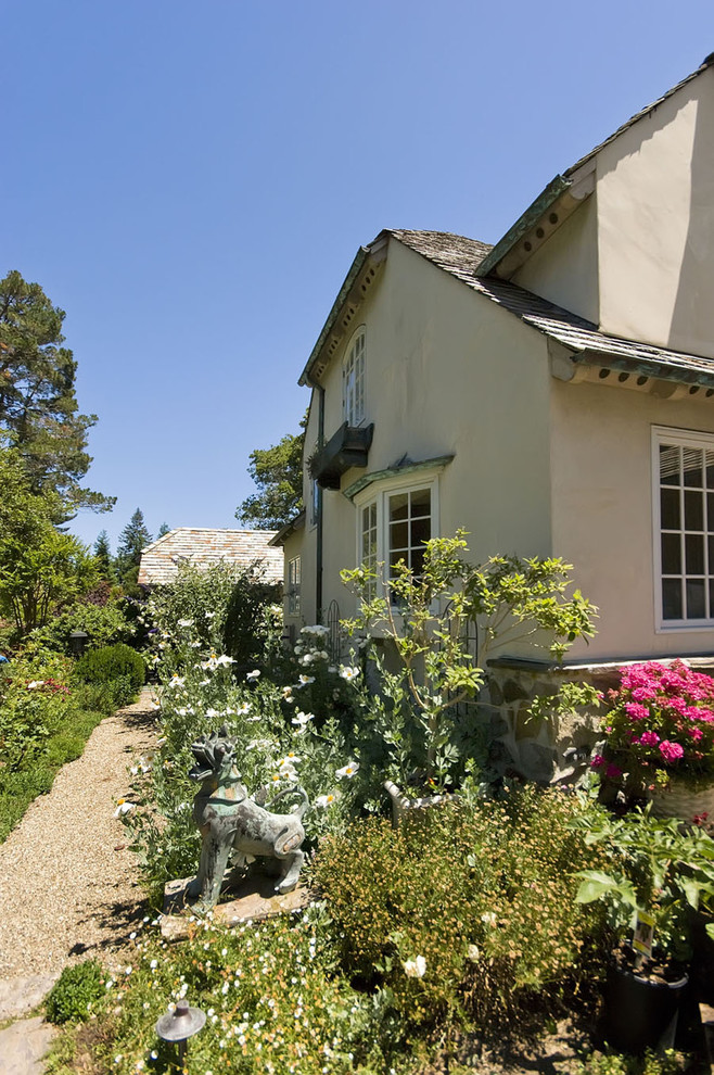 На фото: летний участок и сад на боковом дворе в классическом стиле