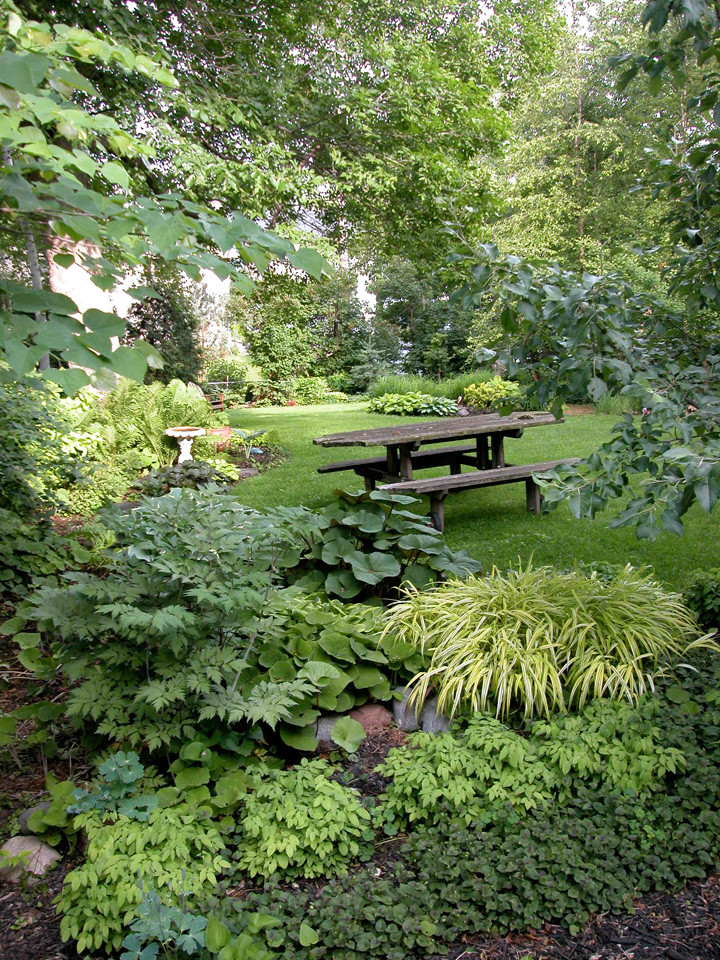 На фото: огромный летний участок и сад в стиле фьюжн с полуденной тенью и мощением клинкерной брусчаткой