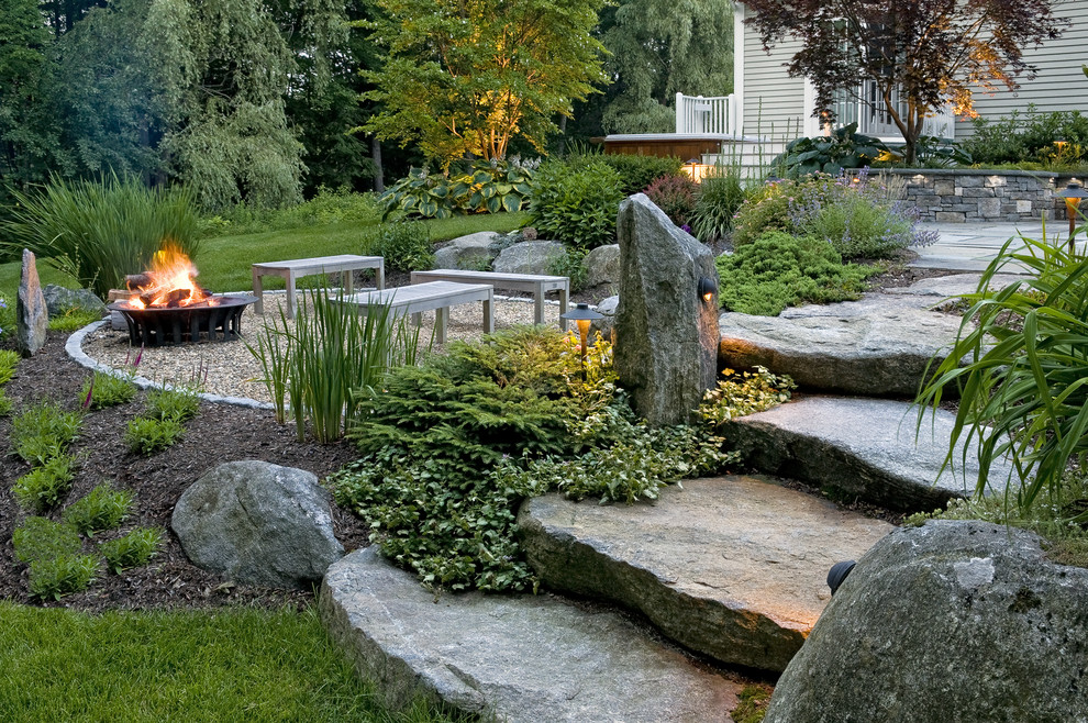 Foto de jardín tradicional de tamaño medio en verano en patio trasero con brasero, exposición total al sol y adoquines de piedra natural