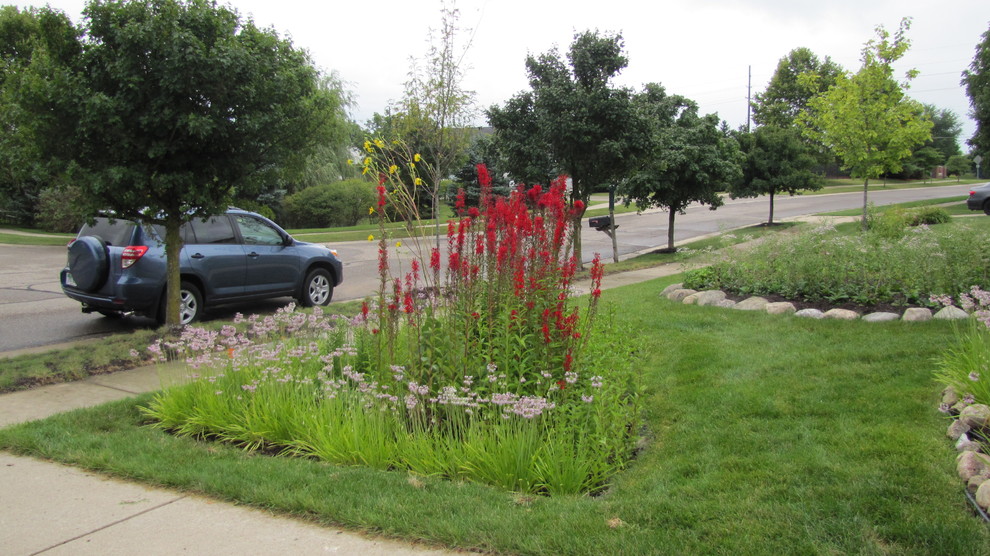 Inspiration for a full sun front yard water fountain landscape in Detroit.