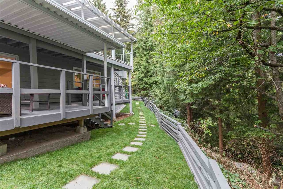 Mittelgroßer Moderner Garten hinter dem Haus mit Betonboden in Vancouver