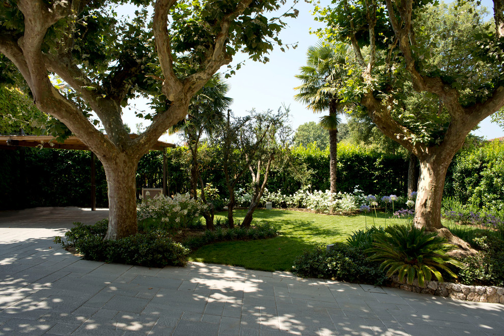 Immagine di un piccolo giardino formale chic esposto a mezz'ombra davanti casa in estate con pavimentazioni in pietra naturale e un ingresso o sentiero