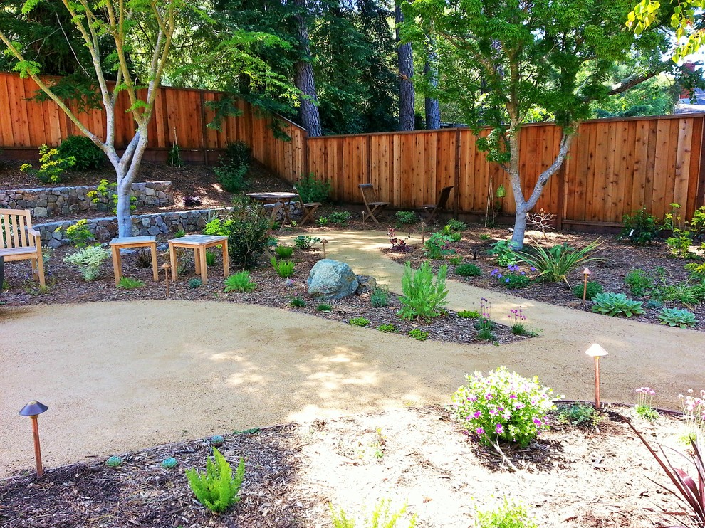 Foto de jardín clásico de tamaño medio en verano en patio trasero con jardín francés, exposición total al sol y gravilla