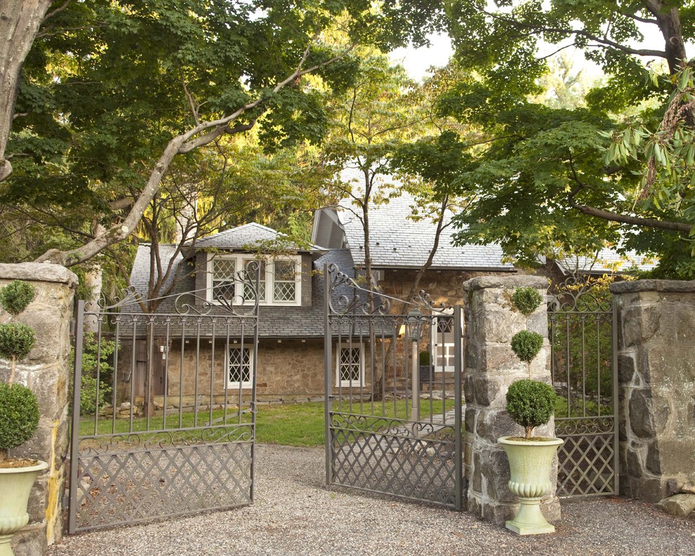 Стильный дизайн: участок и сад на переднем дворе в классическом стиле с покрытием из гравия - последний тренд