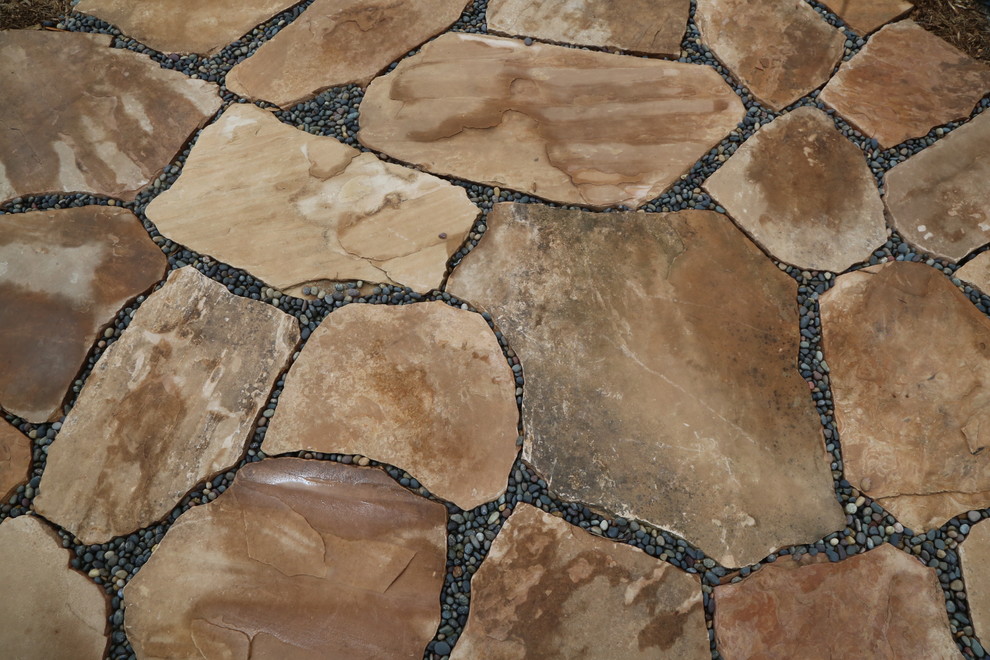 Cette photo montre un grand xéropaysage arrière méditerranéen avec une exposition ensoleillée et des pavés en pierre naturelle.