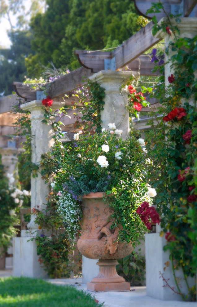 サンタバーバラにあるラグジュアリーな巨大な地中海スタイルのおしゃれな庭 (日向、デッキ材舗装) の写真