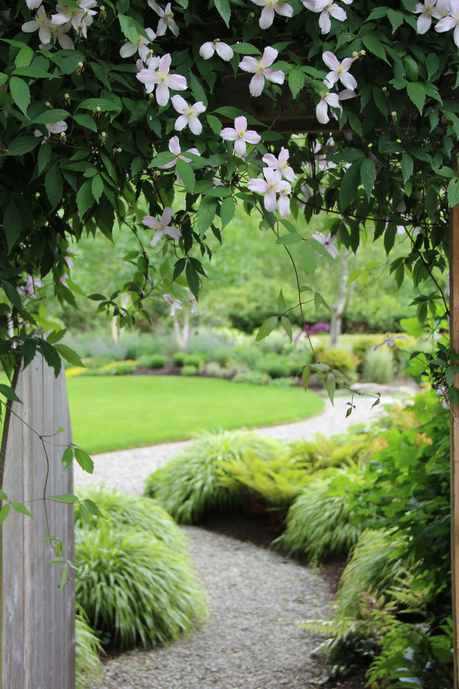 Immagine di un giardino contemporaneo dietro casa con ghiaia