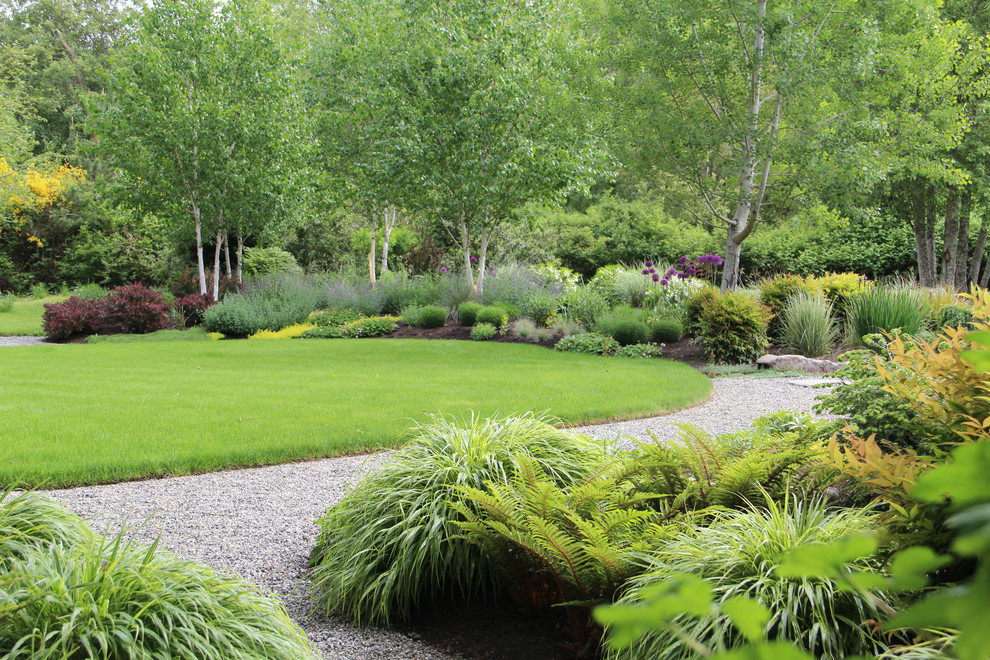 Imagen de jardín clásico en patio trasero con gravilla
