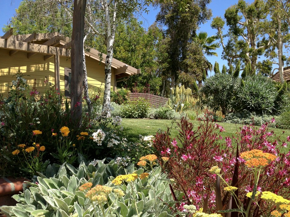 Geräumiger, Geometrischer, Halbschattiger Moderner Garten hinter dem Haus mit Wasserspiel und Dielen in Los Angeles