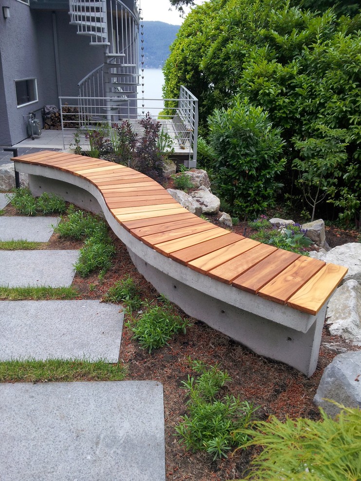 Inspiration for a contemporary front yard landscaping in Vancouver.