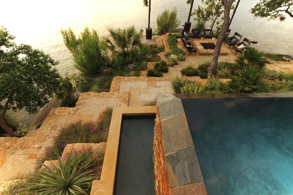 Cette photo montre un grand jardin arrière méditerranéen avec un point d'eau, une exposition ensoleillée et des pavés en pierre naturelle.