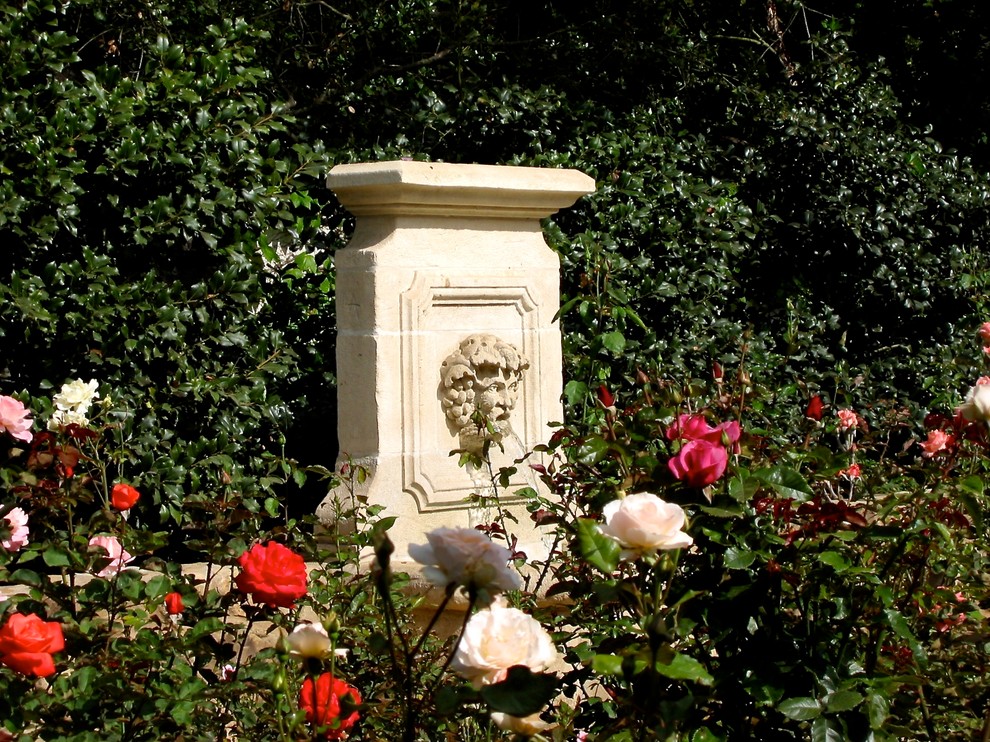 Foto di un giardino chic esposto in pieno sole dietro casa con fontane