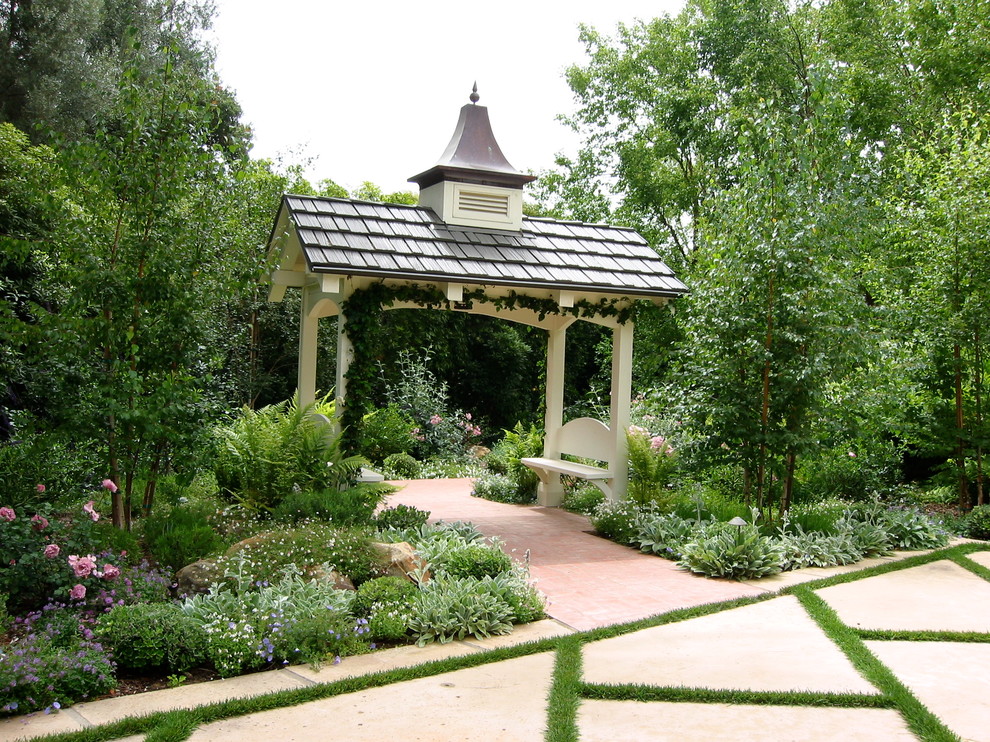 Идея дизайна: участок и сад на заднем дворе в классическом стиле с садовой дорожкой или калиткой