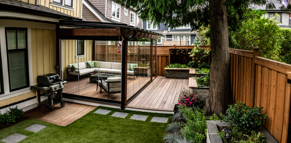 Mittelgroßer Moderner Garten hinter dem Haus mit Sichtschutz in Vancouver