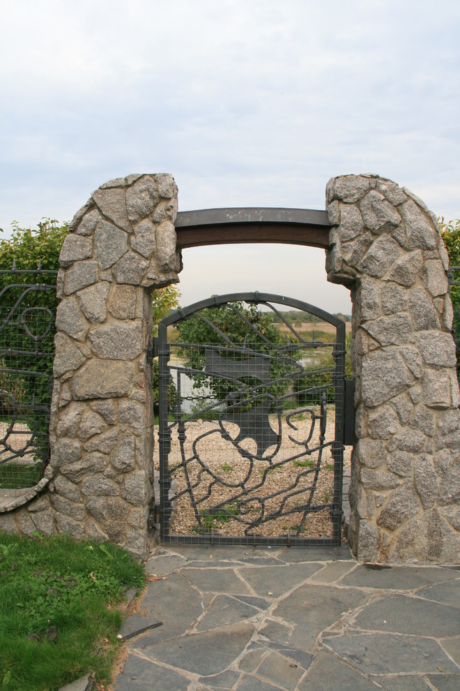 Immagine di un giardino stile rurale con un ingresso o sentiero