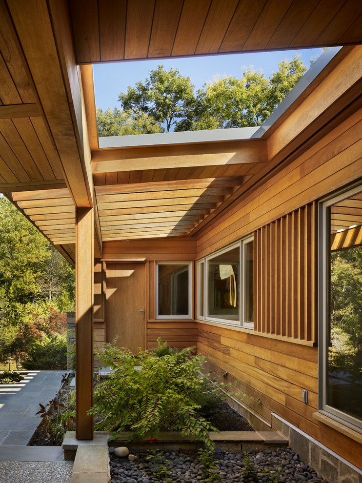 Großer, Halbschattiger, Geometrischer Moderner Garten im Innenhof im Sommer mit Natursteinplatten in Philadelphia