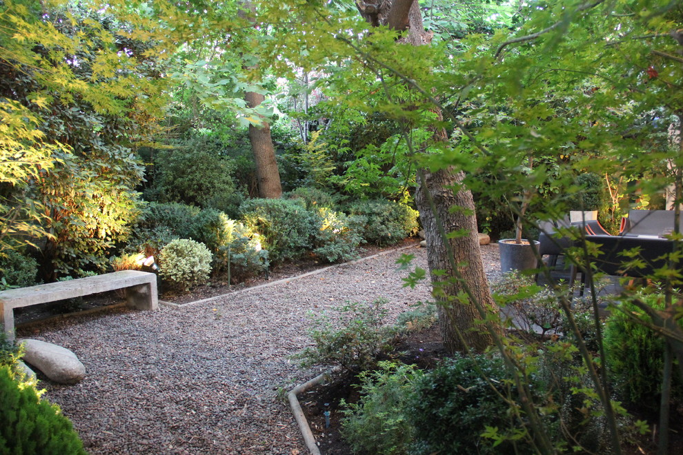 На фото: маленькая тенистая, осенняя спортивная площадка на заднем дворе в современном стиле с покрытием из каменной брусчатки для на участке и в саду
