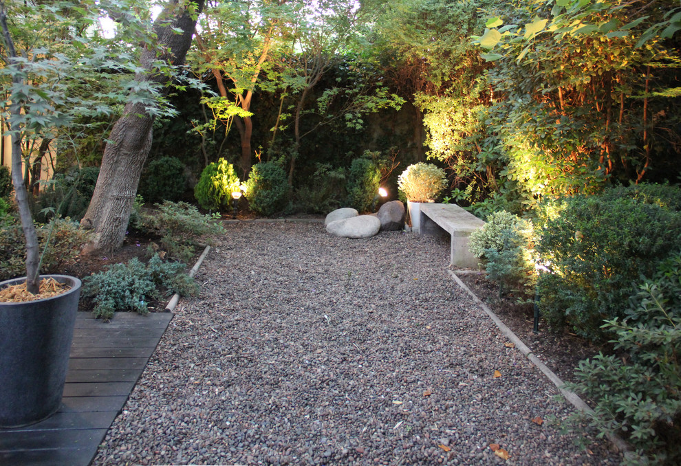 Idée de décoration pour un petit terrain de sport extérieur arrière design l'automne avec une exposition ombragée et des pavés en pierre naturelle.