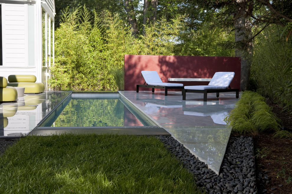 Пример оригинального дизайна: маленький летний садовый фонтан на заднем дворе в стиле неоклассика (современная классика) с полуденной тенью и покрытием из каменной брусчатки для на участке и в саду