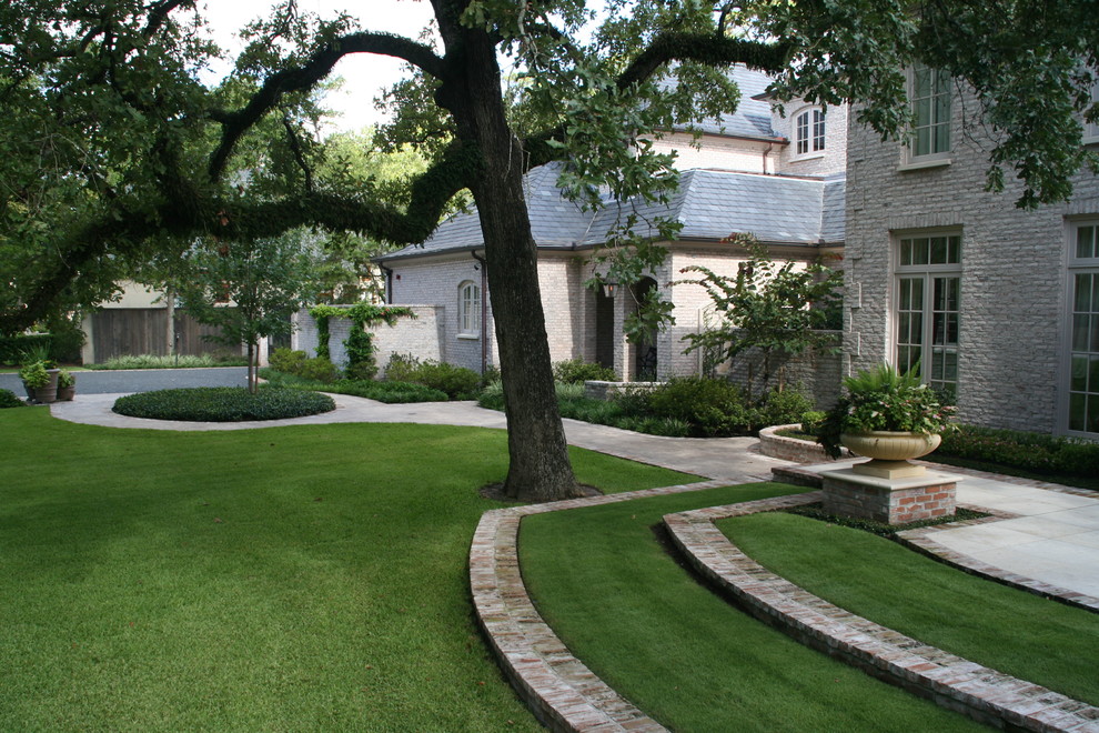 Klassischer Garten neben dem Haus in Houston