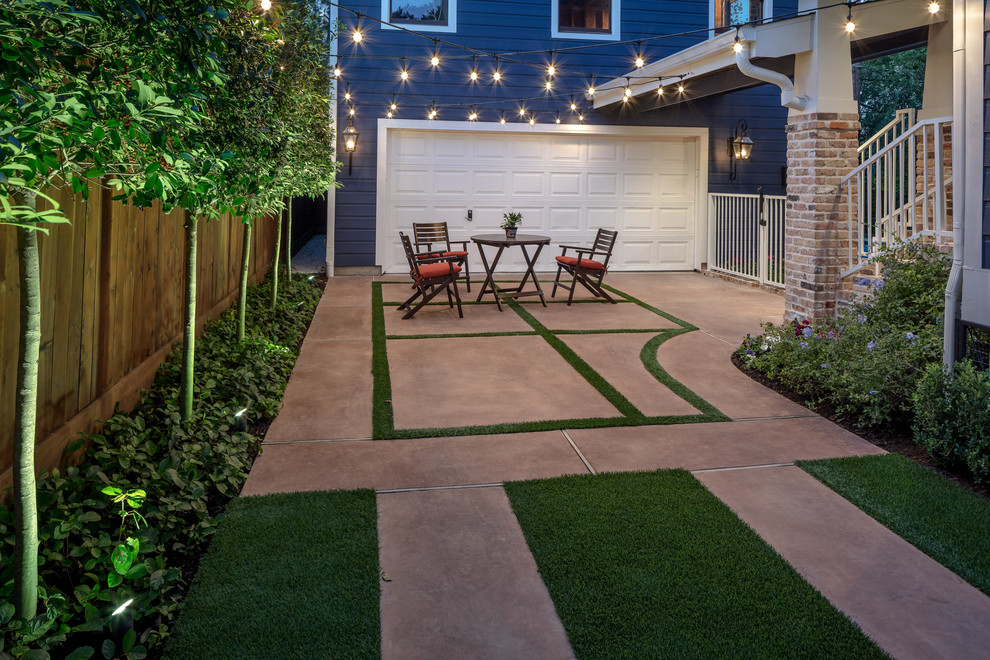 Ispirazione per un piccolo giardino stile americano esposto in pieno sole dietro casa con pavimentazioni in cemento