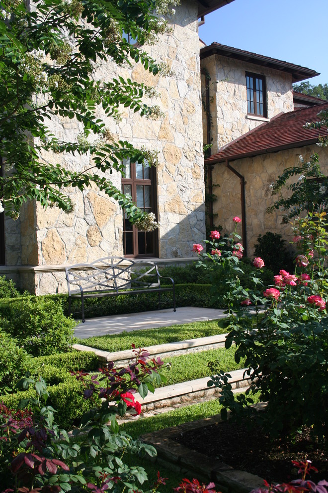 Bild på en medelhavsstil trädgård, med naturstensplattor