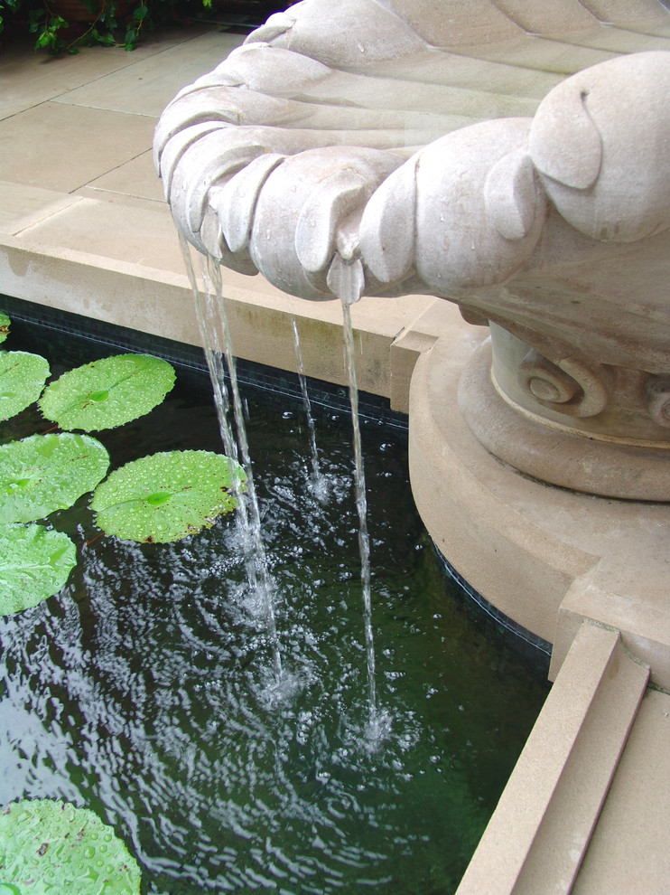 ヒューストンにあるラグジュアリーなトラディショナルスタイルのおしゃれな庭の噴水の写真