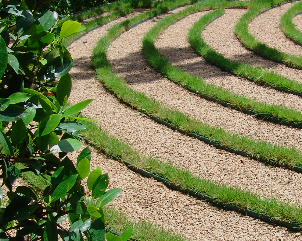 Diseño de jardín clásico en patio trasero con gravilla