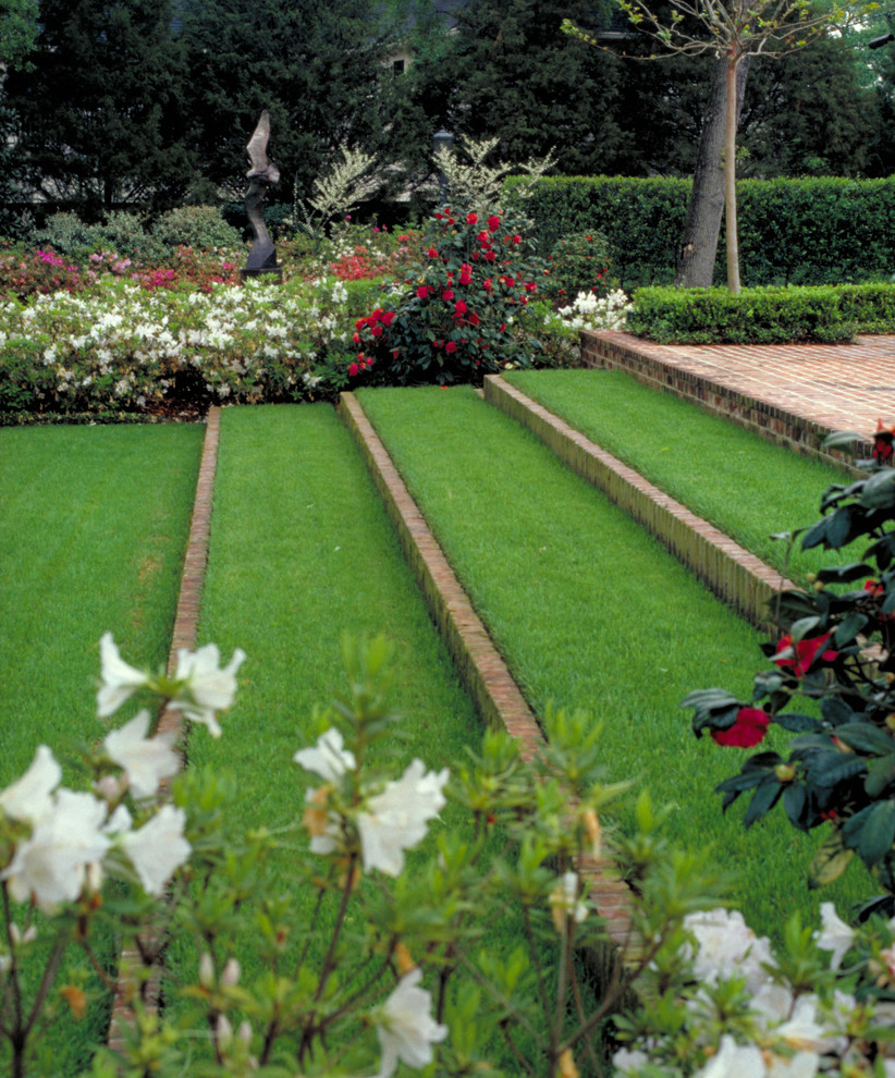 Пример оригинального дизайна: большой участок и сад на заднем дворе в классическом стиле с мощением клинкерной брусчаткой и газонным бордюром