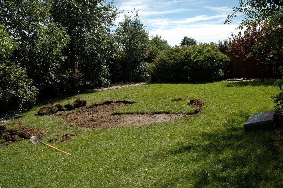 Exemple d'un grand jardin arrière chic avec un point d'eau et une exposition partiellement ombragée.