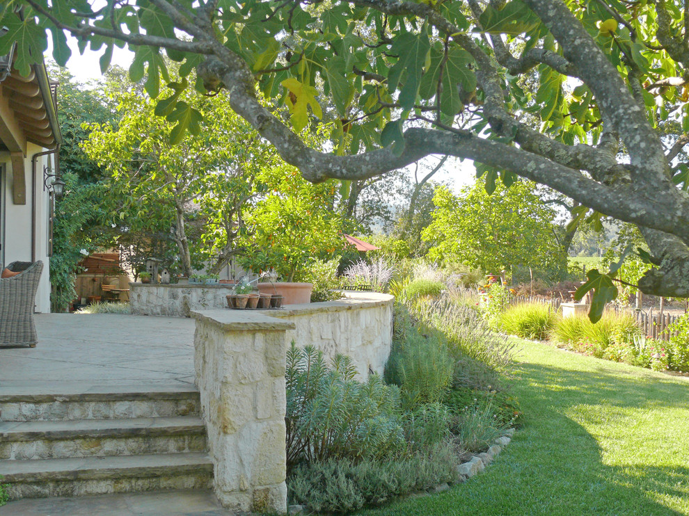 Идея дизайна: большой засухоустойчивый сад на заднем дворе в стиле кантри с подпорной стенкой, полуденной тенью и покрытием из каменной брусчатки