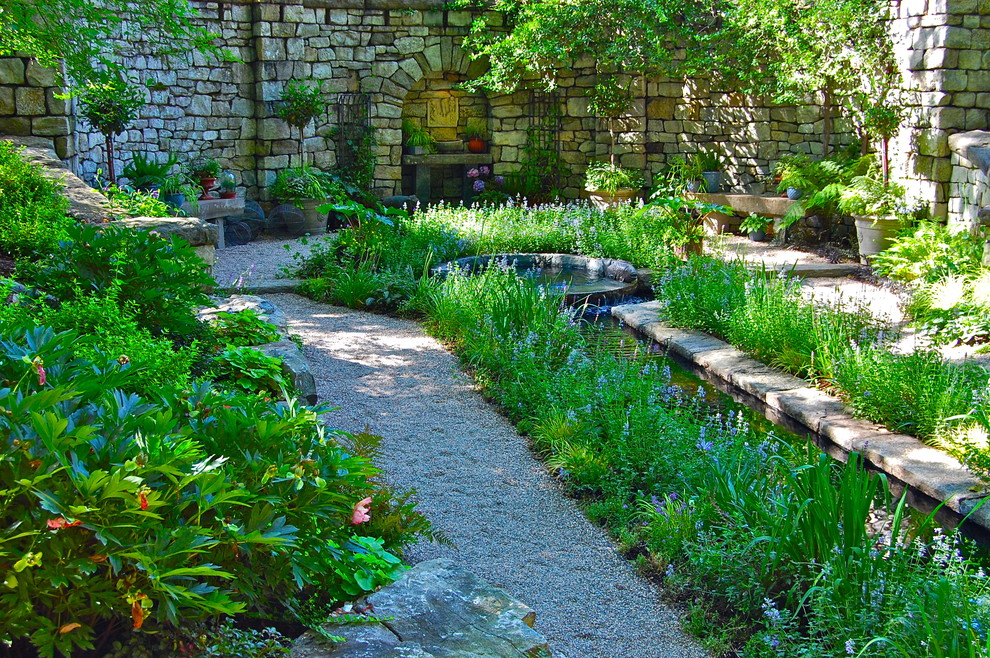 Aménagement d'un jardin classique avec un point d'eau.