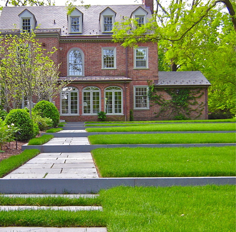 На фото: огромный участок и сад на переднем дворе в стиле модернизм с покрытием из каменной брусчатки и газонным бордюром с