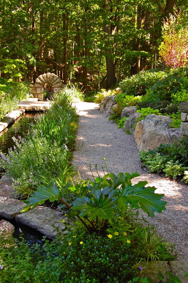 Cette image montre un jardin traditionnel avec pierres et graviers.