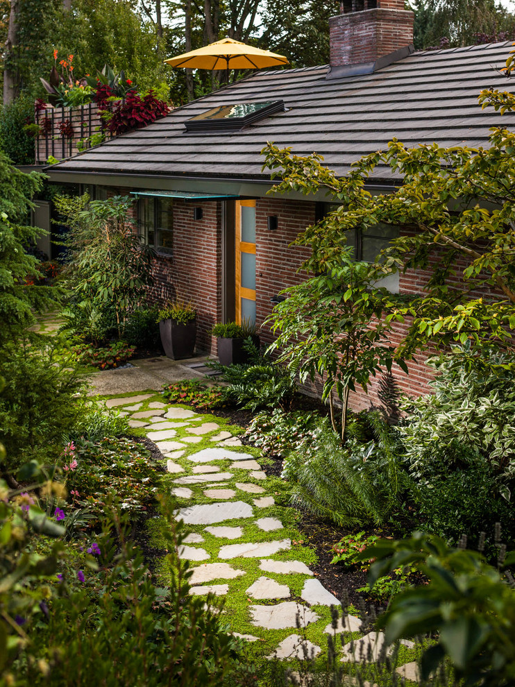 Diseño de camino de jardín actual de tamaño medio en primavera en patio delantero con exposición reducida al sol y adoquines de piedra natural