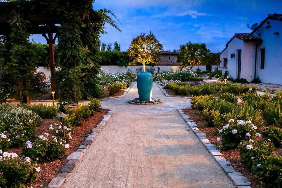サンディエゴにある高級な巨大な、春の地中海スタイルのおしゃれな庭 (庭への小道、日向、真砂土舗装) の写真