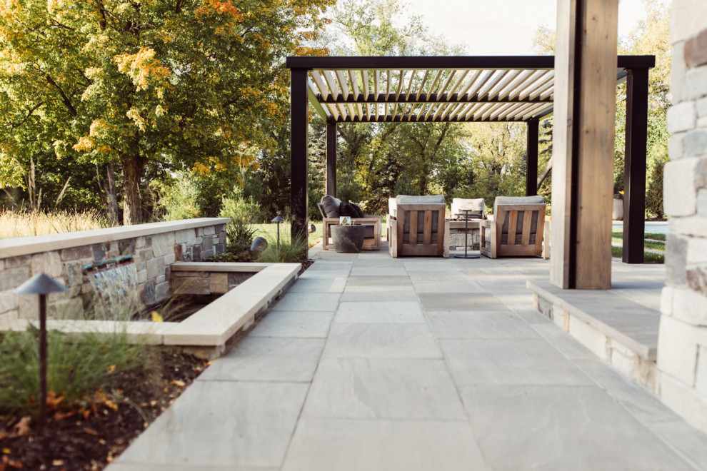 Foto di un giardino minimalista dietro casa con un focolare e pavimentazioni in pietra naturale