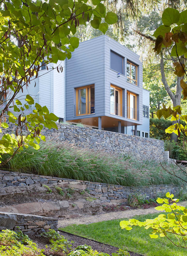 Geometrische, Große, Halbschattige Moderne Gartenmauer im Sommer, hinter dem Haus mit Natursteinplatten in New York