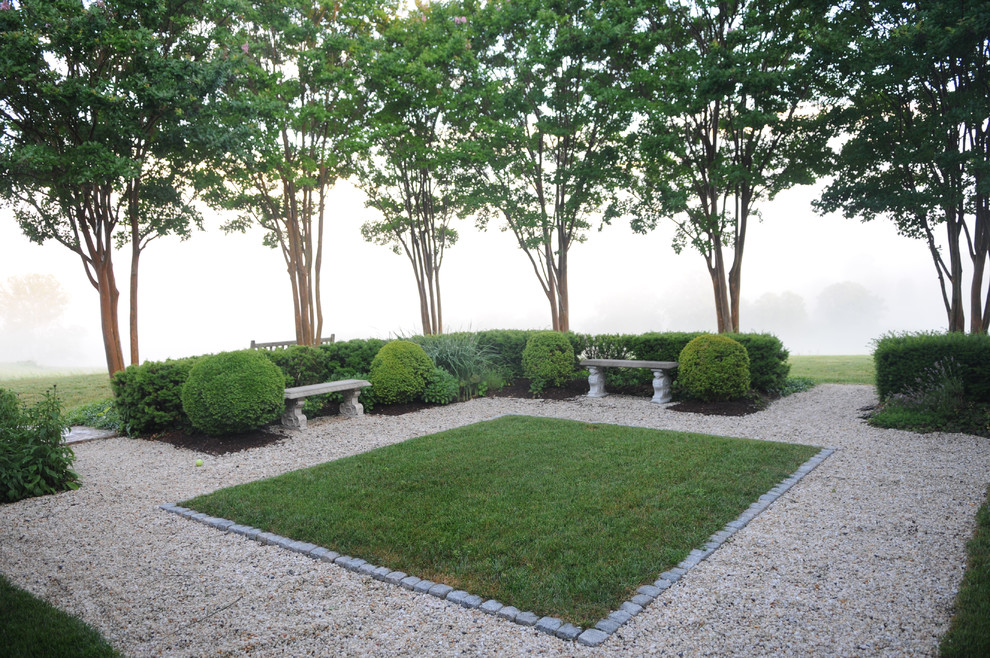Стильный дизайн: маленький регулярный сад на заднем дворе в средиземноморском стиле с покрытием из гравия и газонным бордюром для на участке и в саду - последний тренд