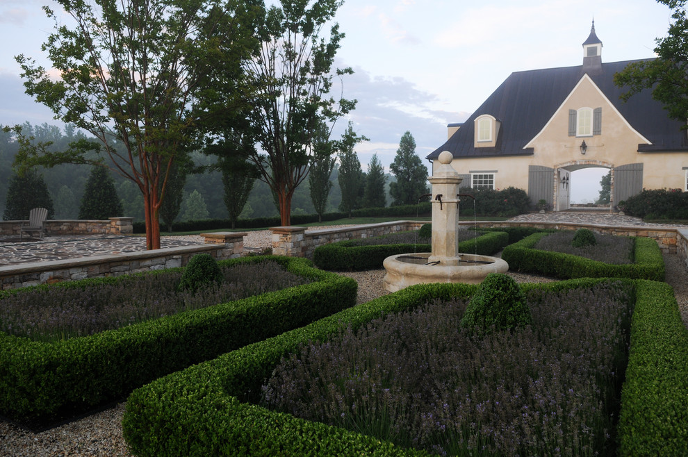 Идея дизайна: регулярный сад на заднем дворе в средиземноморском стиле с покрытием из гравия