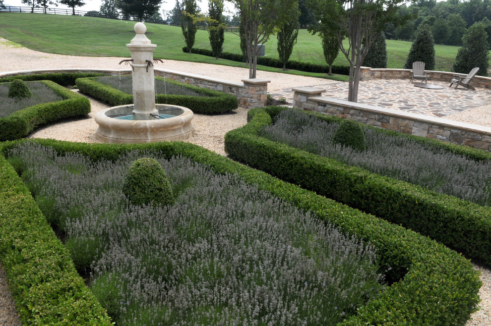 Geometrischer Mediterraner Garten mit Natursteinplatten in Washington, D.C.