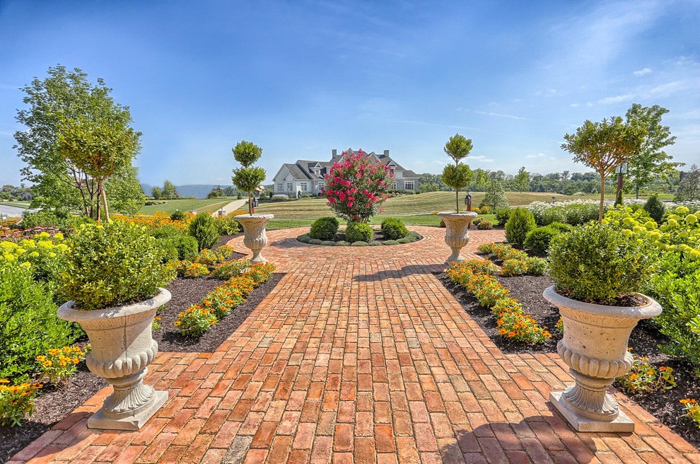 На фото: большой солнечный регулярный сад на внутреннем дворе в стиле кантри с хорошей освещенностью и мощением клинкерной брусчаткой