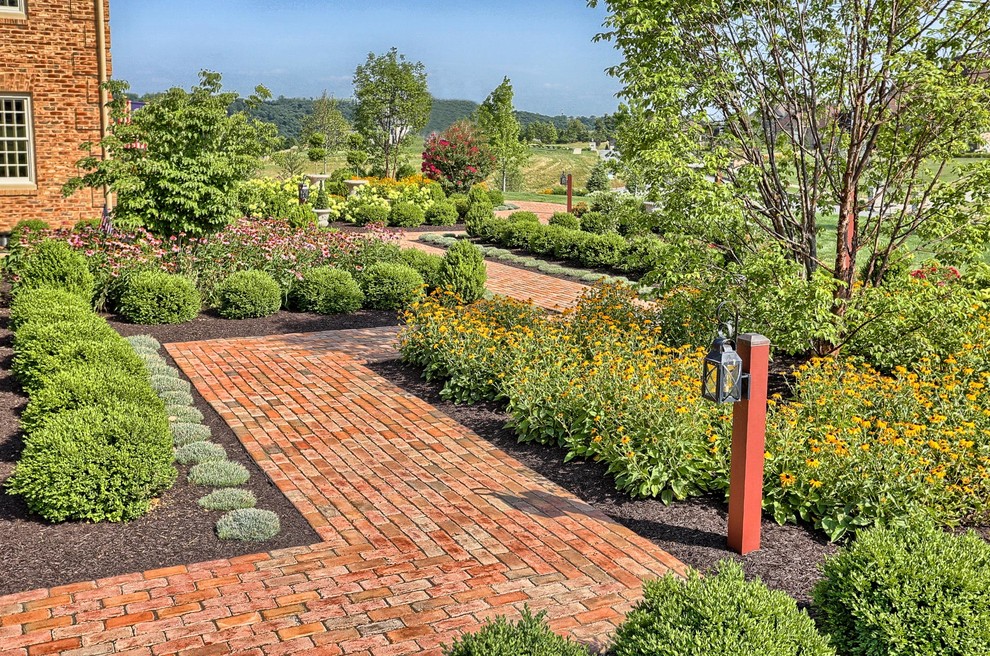 Идея дизайна: большой солнечный регулярный сад на внутреннем дворе в стиле кантри с хорошей освещенностью и мощением клинкерной брусчаткой