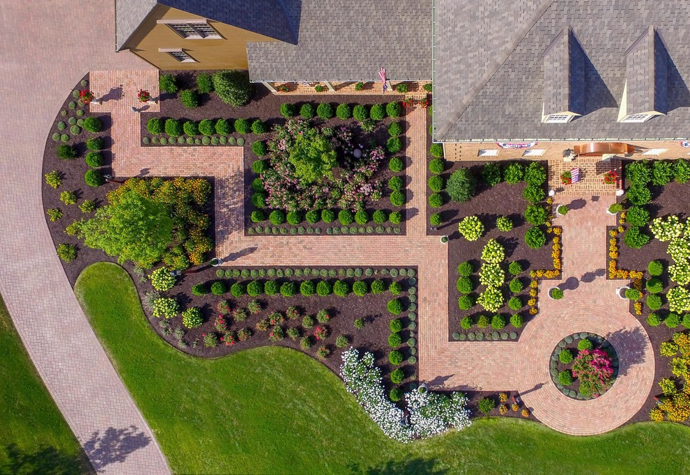 Idée de décoration pour un grand jardin champêtre avec une exposition ensoleillée et des pavés en brique.