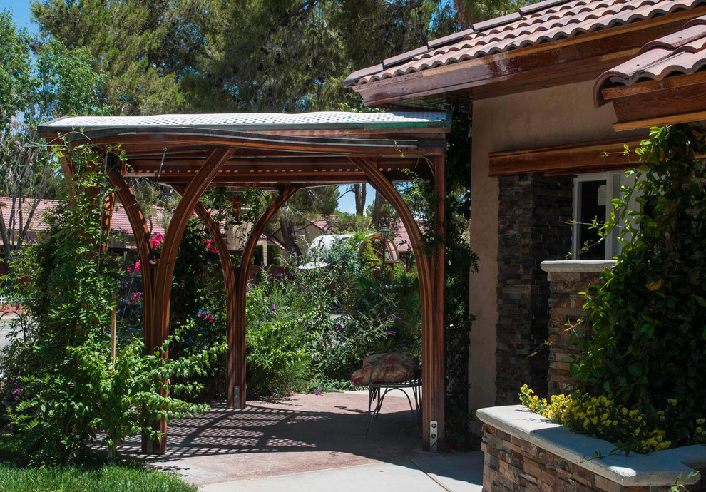 This is an example of a craftsman shade front yard garden path in Los Angeles.