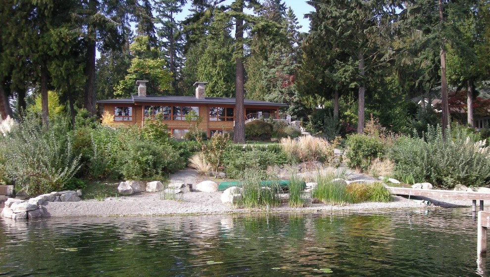 Klassischer Garten hinter dem Haus in Seattle