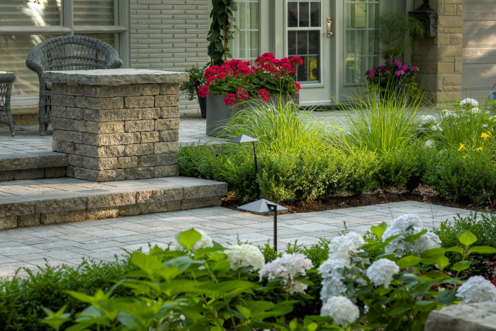 Стильный дизайн: большой участок и сад на переднем дворе в современном стиле с покрытием из каменной брусчатки - последний тренд